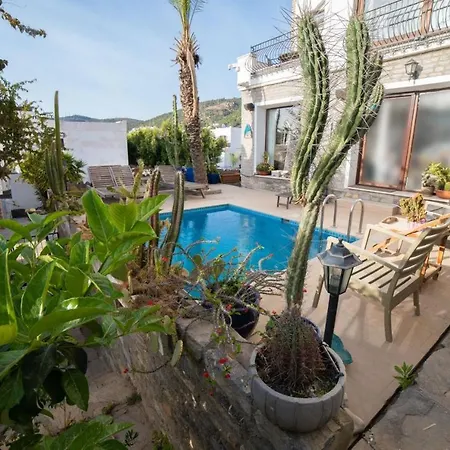 With Private Pool And Lovely View In Vilă *